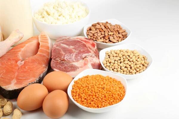Potravin s vysokým proteinů izolovaných na bílém — Stock obrázek
