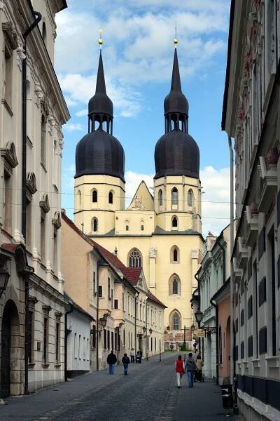 Súbor:Trnava basilique frontal.jpg – Wikipédia