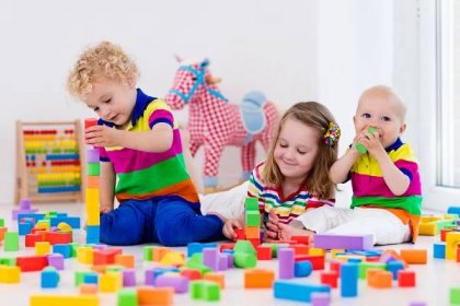 Děti, které si hrají s barevnou hračkou — Stock obrázek