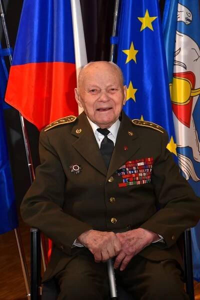 V parádní uniformě, sektem: Veterán Jan Ihnatík slavil v Ostravě 103. narozeniny