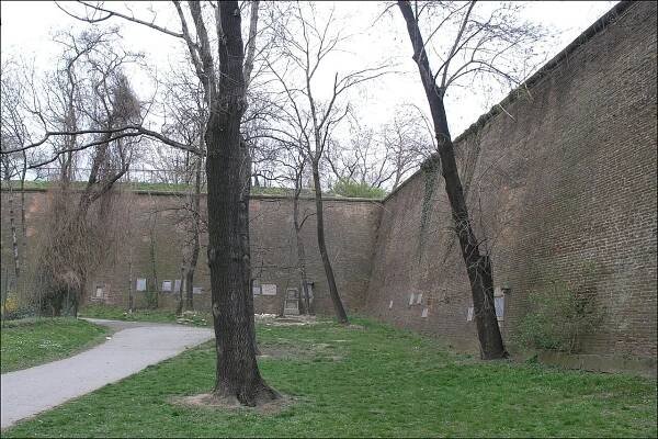 Soubor:Praha Pohorelec - byvaly vojensky hrbitov 2.jpg – Wikipedie