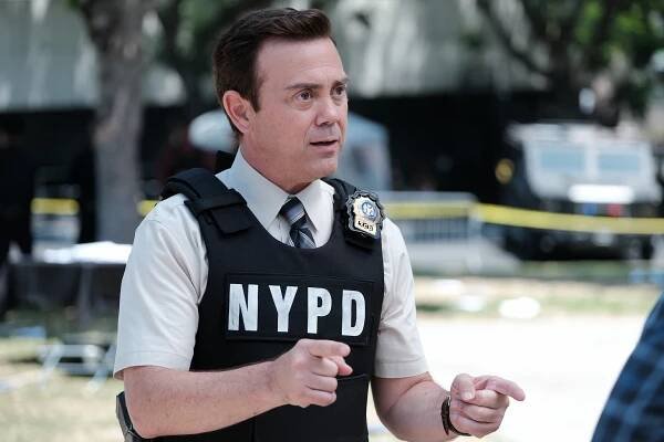 Brooklyn 99 - Série 7 - Lovec lidí - Z filmu - Joe Lo Truglio
