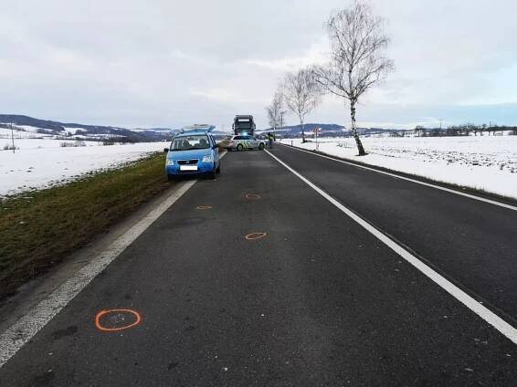 Neznámé auto srazilo a těžce zranilo muže na silnici. Policie hledá viníka