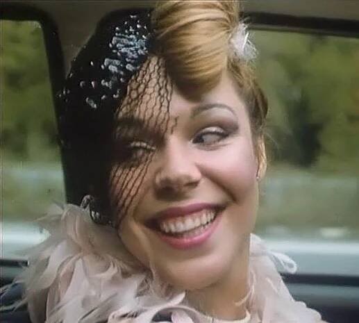 Dagmar Veškrnová v komedii Buldoci a třešně (1981, režie Juraj Herz)