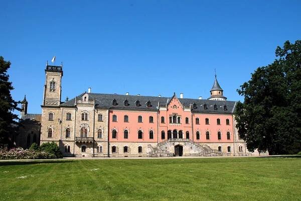 Už brzy se turistům otevřou památky Liberecka, Sychrov láká na Montgolfiery