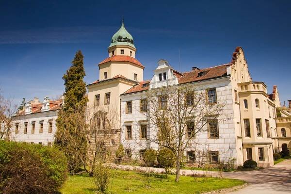 Zámek Častolovice - jeden ze... - Zámek