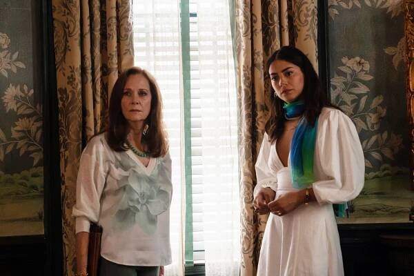PANHANDLE, from left: Lesley Ann Warren, Lorenza Izzo, To Bell or Not To Bell?', (Season 1, ep. 101, aired Sept. 26, 2022). 