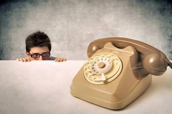 Člověk trpící sociální fobií může mít strach ze zcela běžných situací, jako je například seznamování se, telefonování, nakupování, práce v kolektivu, veřejné projevy, užívání veřejné toalety nebo jedení a psaní před lidmi.