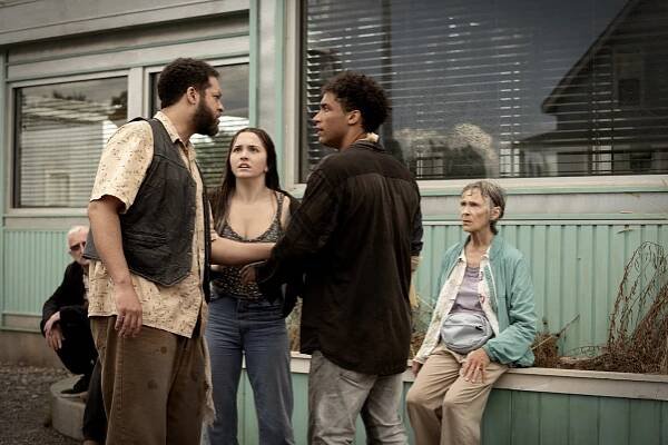 Reid Price, Hannah Cheramy, Corteon Moore, Deborah Grover - Cesta ven - Strangers in a Strange Land - Z filmu
