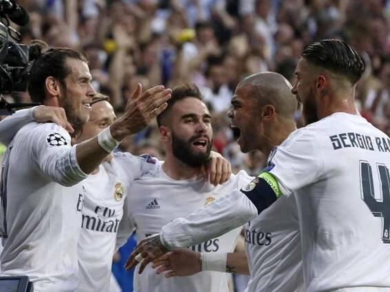 Fotbalisté Realu Madrid se radují z gólu proti Manchesteru City.