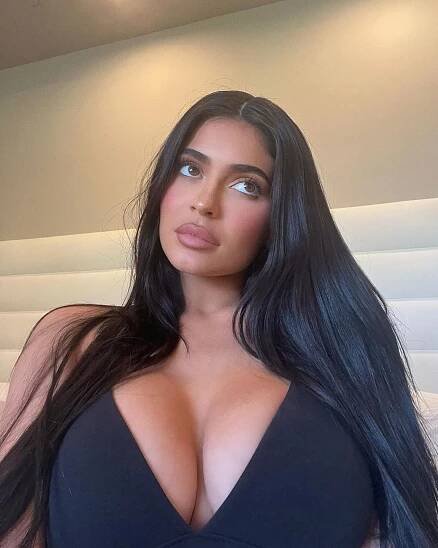 Kylie Jennerová zazářila v Paříži: Výstřih až na zem!