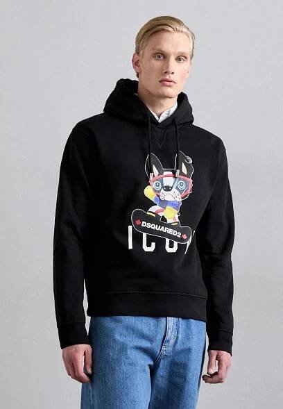 Černá mikina s kapucí s barevným grafickým motivem kresleného psa na snowboardu, s textem "DSQUARED2" níže. Vyrobena z měkkého materiálu s volným střihem.