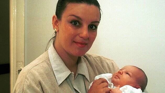 Petra Schmalzová (za svobodna Pyšová) při odchodu z porodnice U Apolináře, se svou dcerou Kačenkou (Praha, 1995)