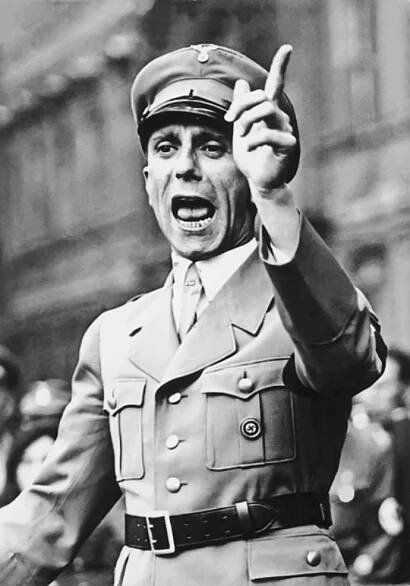 Joseph Goebbels, kterému se kvůli vadě chůze říkalo Kulhavý ďábel, byl pravou rukou Adolfa Hitlera.