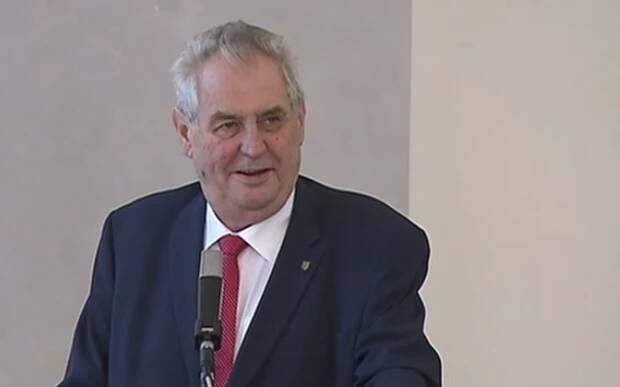 Galerie: Zeman na schodech klopýtl a ztratil botu. Pádu zabránila ochranka - Fotka 2 - Echo24.cz