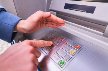 Ruce chránící kód na bankomatu