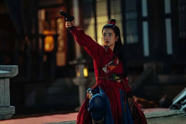 Kim Tae Ri musela pre film Alienoid nosiť mužské historické oblečenie a používať strelné zbrane - Asianstyle