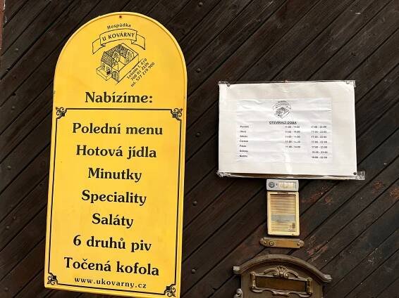 Unikátní atmosféra, dobré pivo. Hospůdku U Kovárny si oblíbily i známé osobnosti