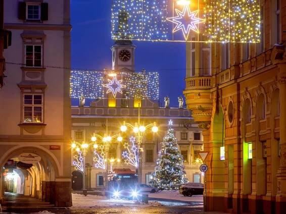 České Budějovice rozzáří devět vánočních stromů, ožijí i fontány