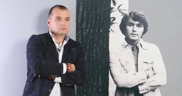 Pavel Novák ml. s fotografií otce, s jehož písničkami koncertuje po republice.