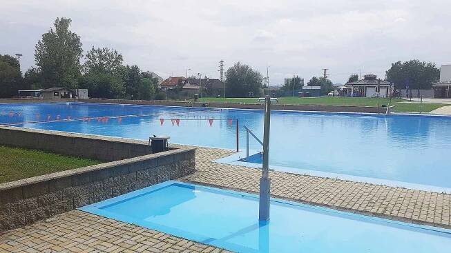 Letní koupaliště v Duchcově ve čtvrtek 24. července, kdy byl areál výjimečně zavřený kvůli nepříznivému počasí a nemoci provozovatele občerstvení.