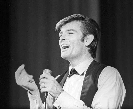 Reed mluví veřejnosti.