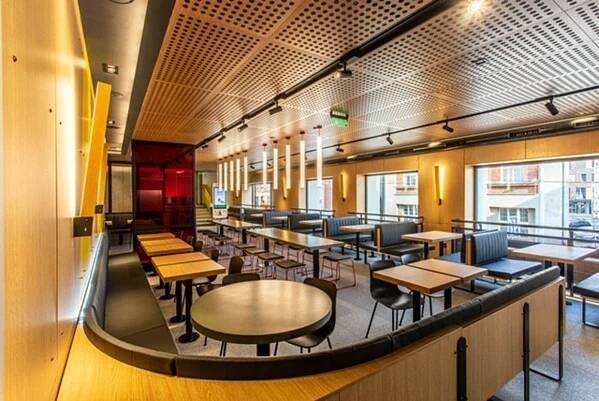 Od „šášů“ k futurismu: McDonald‘s zkouší nový styl