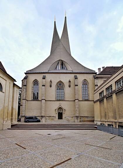 Emauzský klášter – moderně vypadající svatostánek
