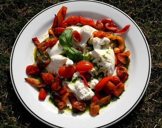 Burrata s pečenými rajčaty a bazalkovým olejem