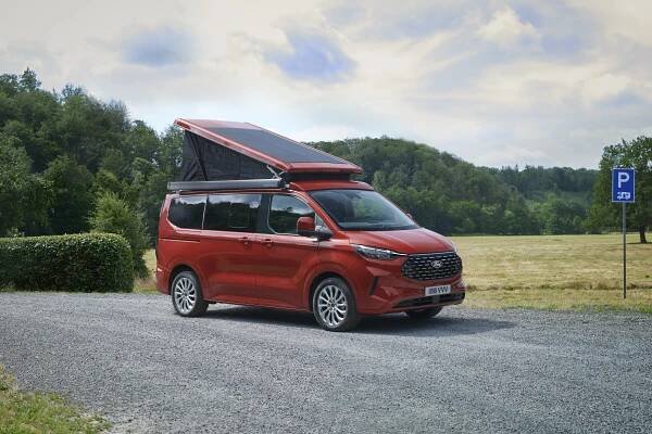 Dovolená s obytňákem už (zase) volá a Ford pro ni připravil horkou novinku