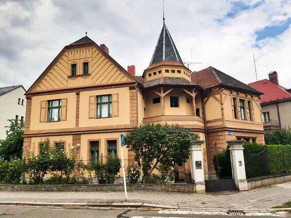Hradby nahradila čtvrť vil. Některé jsou tak okázalé, že majitele zruinovaly