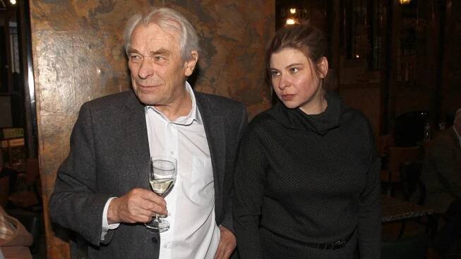 Dcera Aloise Švehlíka je krásná. Andrea pracuje jako úřednice v bance, žije se známým hercem