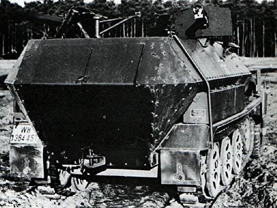 Sd.Kfz. 251/16 (plamenometné vozidlo) : Německo (DEU)