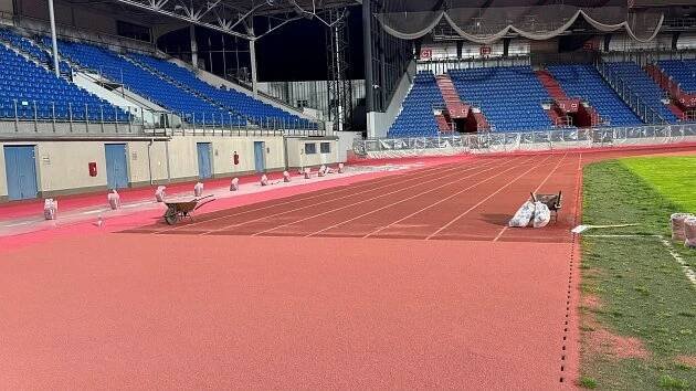Retoping oválu Městského stadionu v Ostravě-Vítkovicích, červen 2025.