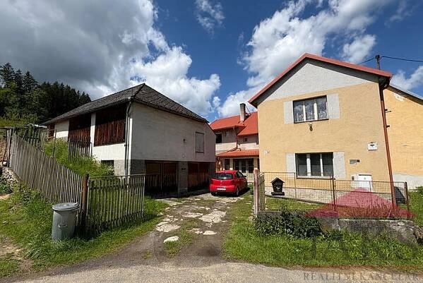 Volšovy u Sušice; rodinný dům (3+1 a 2+kk; cca 140 m2) se zahradou a stodolou s garáží