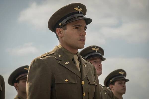 Hlava 22 - Epizoda 1 - Z filmu - Christopher Abbott