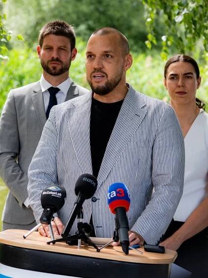 Poprask ve slovenském parlamentu: Coming out fešného moderátora a poslance z řad „progresivců“ zvedl kolegy ze židlí