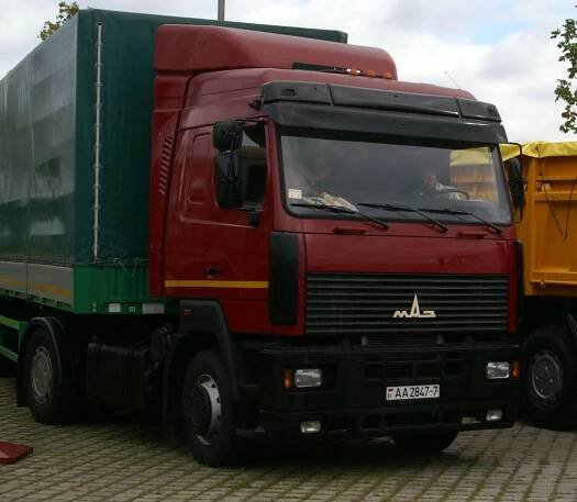 Ein MAZ-5440 mit belarussischem Kennzeichen