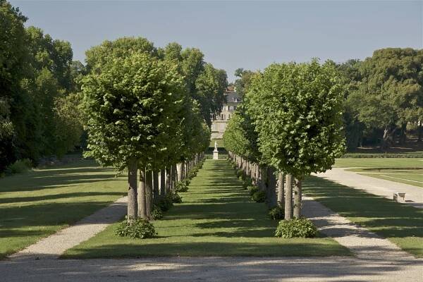Soubor:Allée des philosophes château Chantilly.jpg