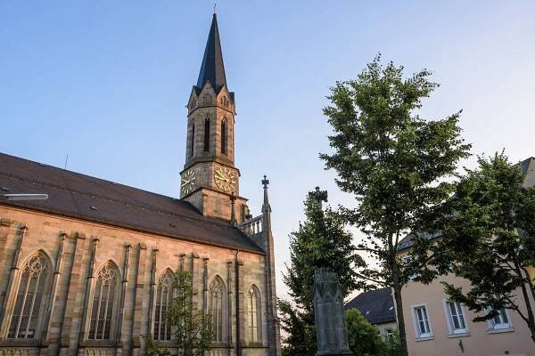 Stadtkirche in Münchberg beim Sonnenuntergang