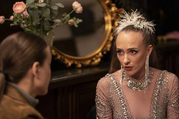 FOTO: Tereza Ramba a Elizaveta Maximová v minisérii Docent. – stránka 112