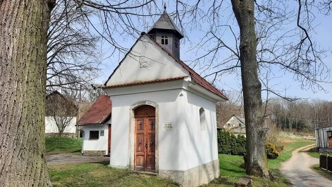 Fotky - Kaplička z r. 1841 a nápisem po r. 1945, Jedouchov - 24.04.2021