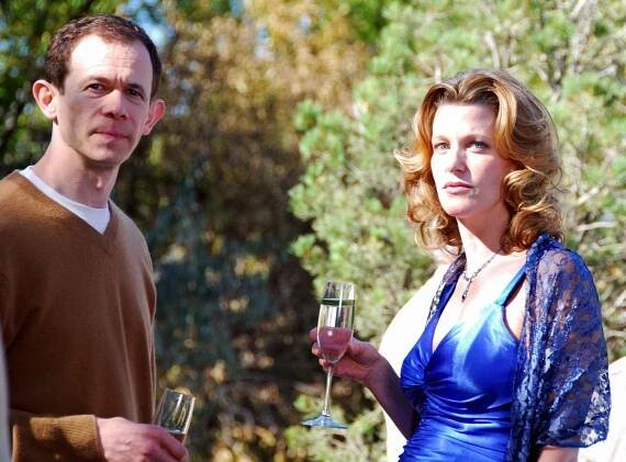 Perníkový táta - Šedá hmota - Z filmu - Adam Godley, Anna Gunn
