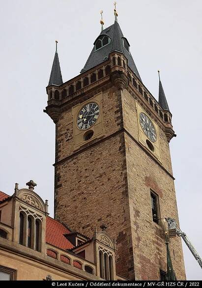 Požár v horních patrech věže Staroměstské radnice cvičně likvidovala dvacítka profesionálních ha­sičů | POŽÁRY.cz - ohnisko