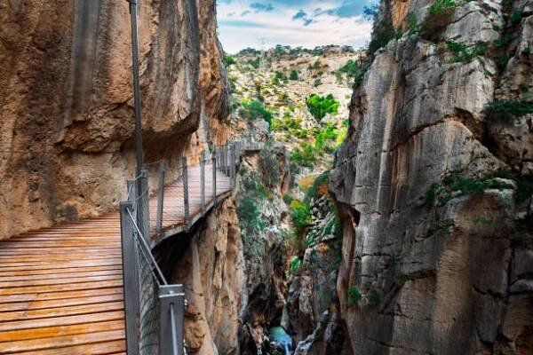 pěší stezka caminito del rey, královská stezka, krásný výhled na soutěsku el chorro, ardales, malaga, španělsko. - ardales - stock snímky, obrázky a fotky