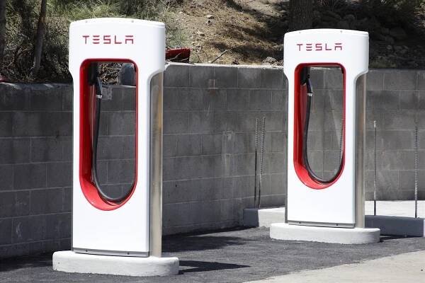 Tesla ukončí bezplatné používání svých dobíjecích stanic