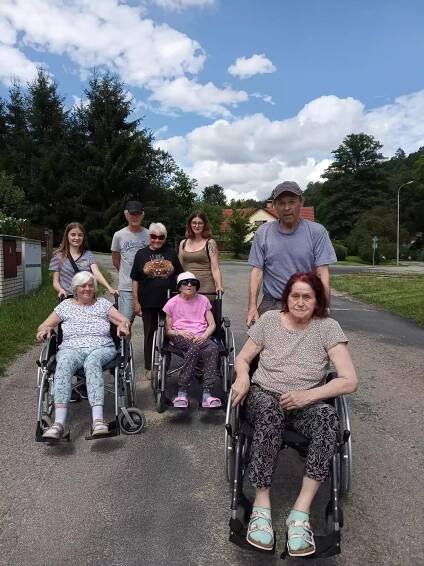 Procházka po okolí | Alzheimer Home