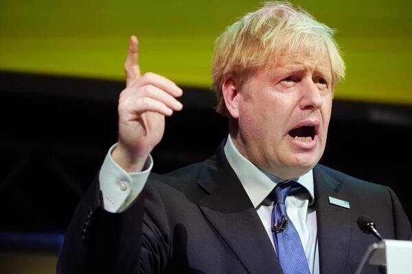 Boris Johnson odmieta obvinenia z obťažovania novinárky. Zdroj: SITA/AP