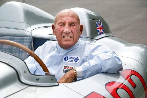 Sir Stirling Moss se médiím až v novém tisíciletí svěřil, že těsně před startem dostal tabletky amfetaminu od Juana Manuela Fangia – prý je tehdy užívali všichni jezdci. Zdroj: Mercedes-Benz