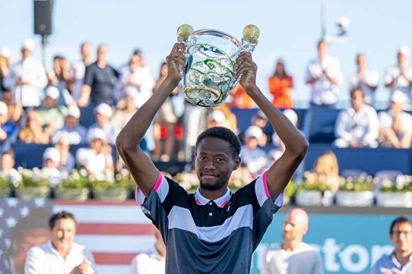 Eubanks slaví na Mallorce. V prvním semifinále přežil mečboly, finále přetavil titul